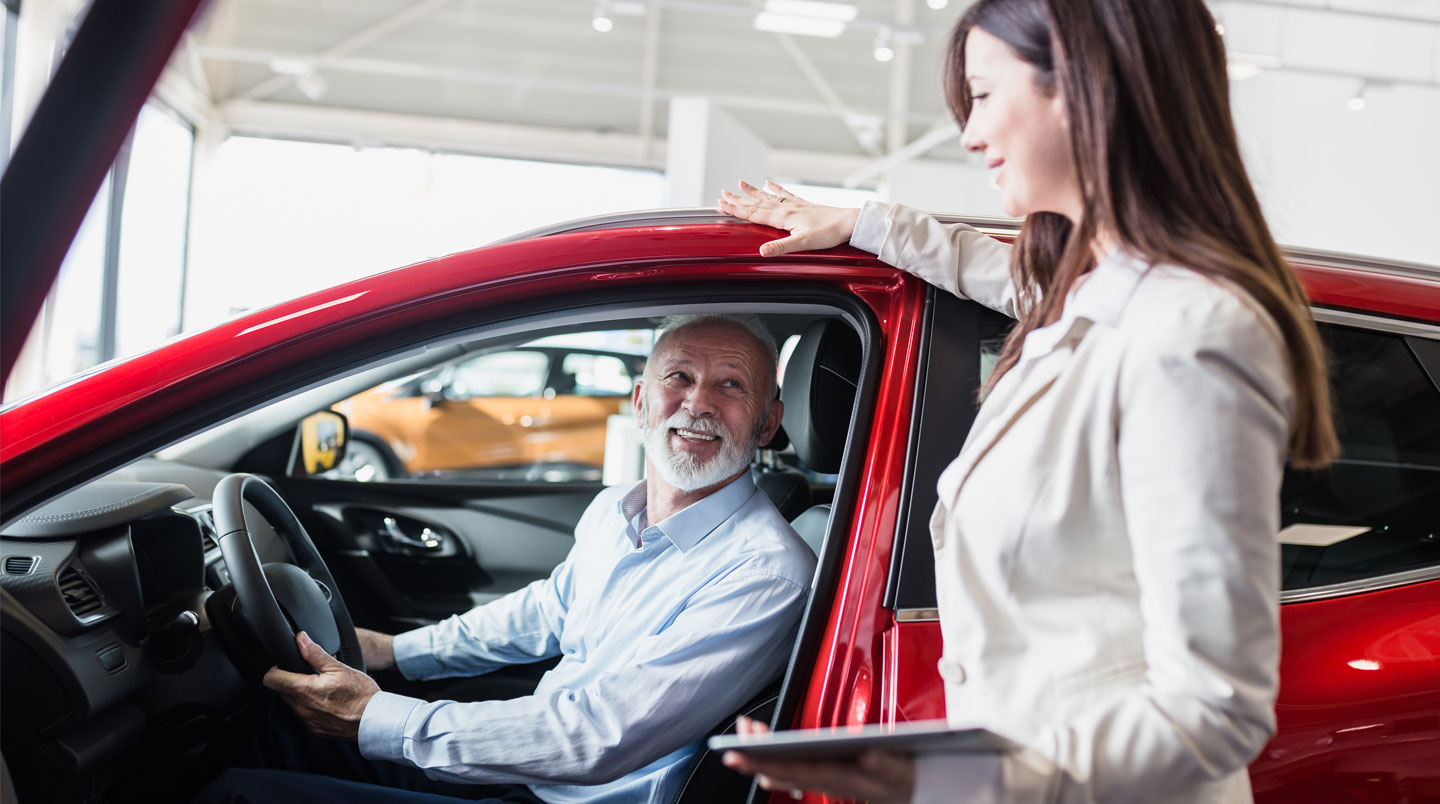 Conductrice senior au volant de sa voiture avec une expression sereine et confiante