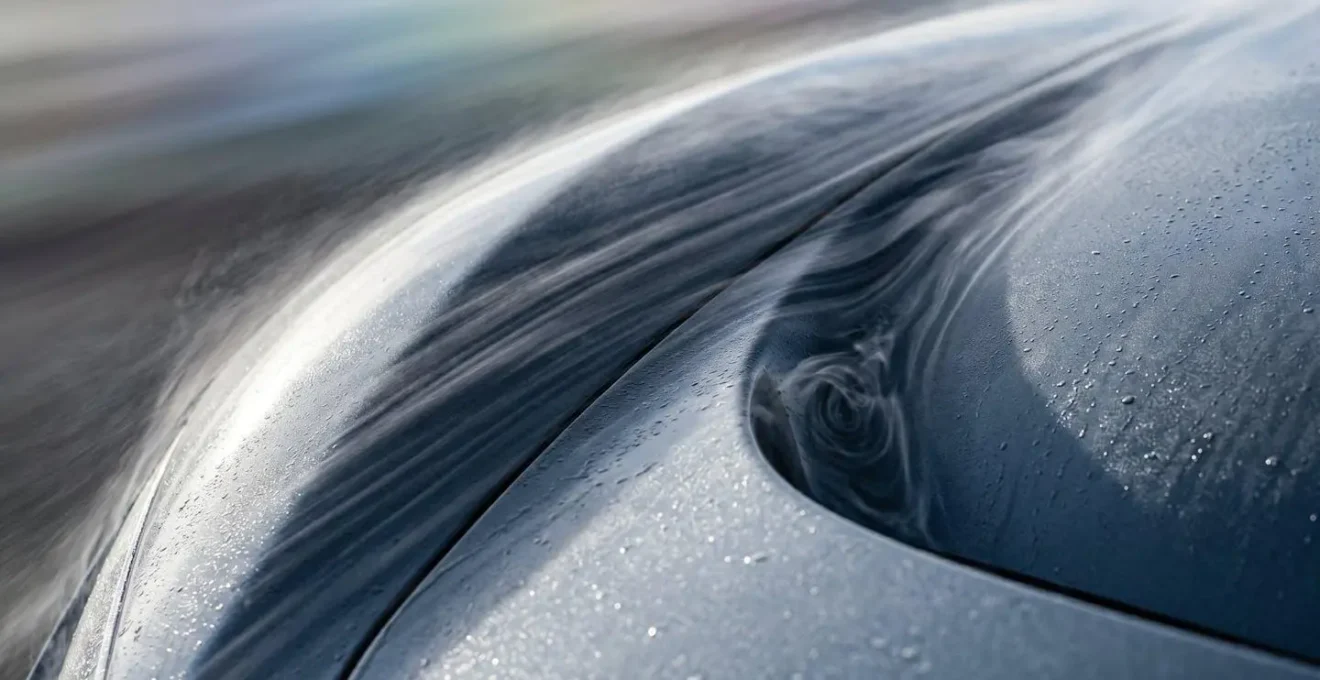 Visualisation des flux d'air autour d'une berline basse comparée à un SUV