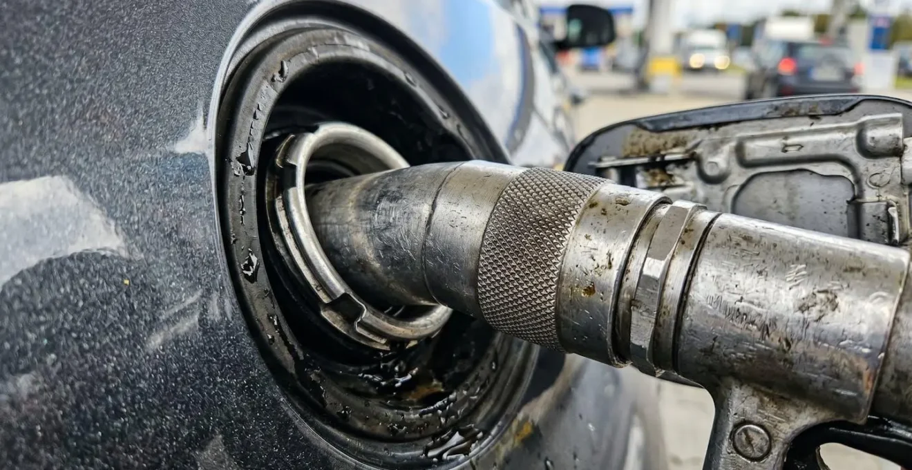 Berline diesel moderne à une station-service d'autoroute française