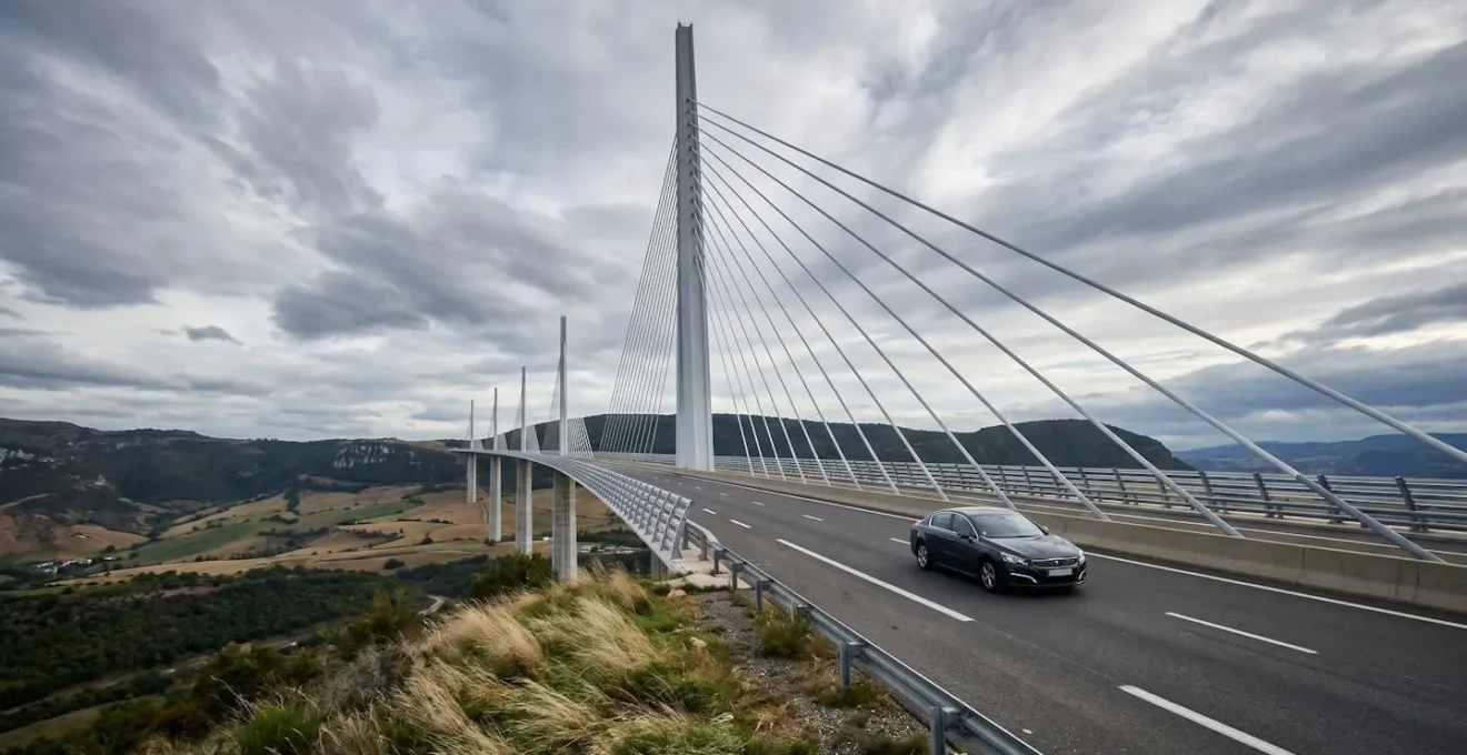 Berline traversant un viaduc français par temps venté