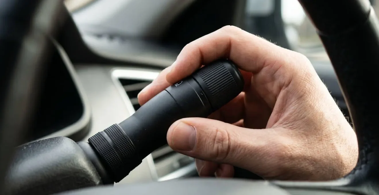 Main sur commande satellite de voiture avec arrière-plan flou