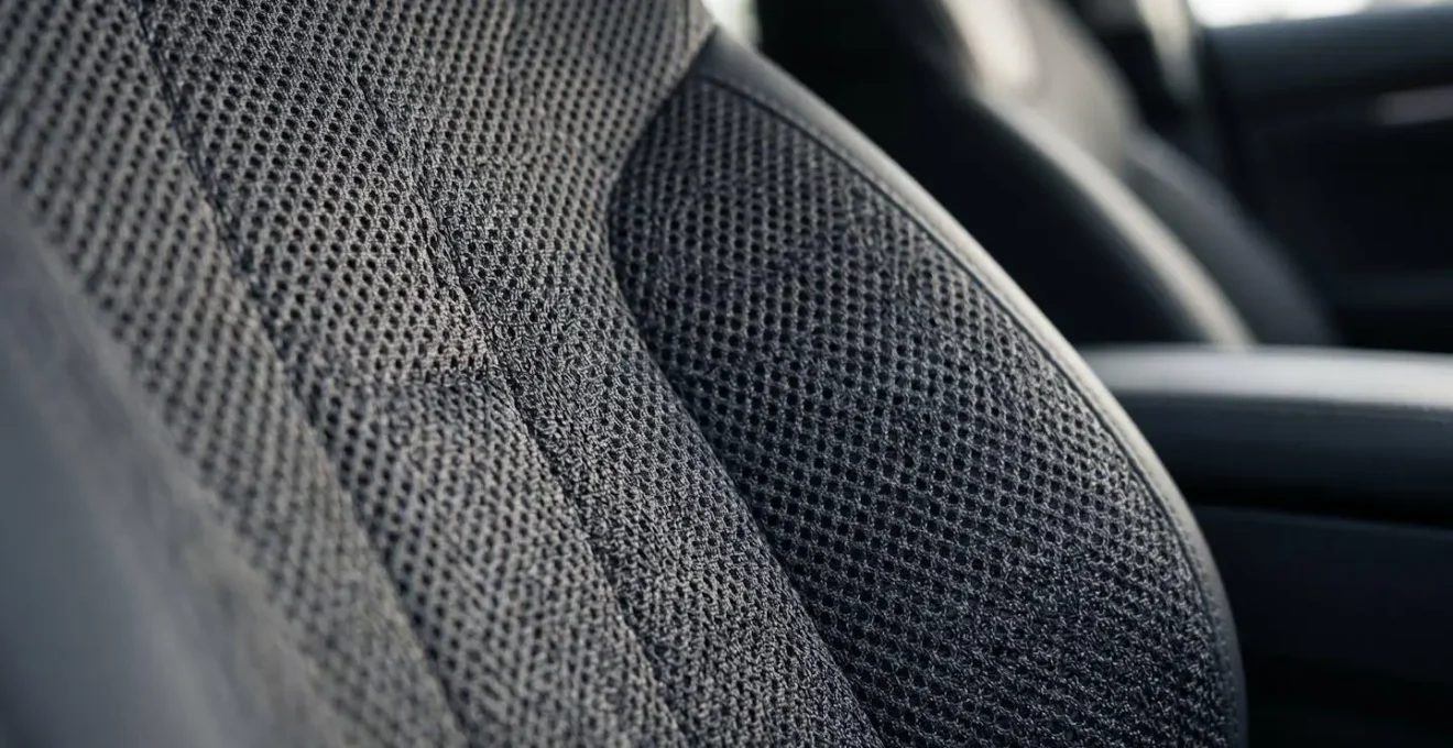 Démonstration d'exercices d'étirement simples à réaliser sur une aire d'autoroute pour soulager le dos.