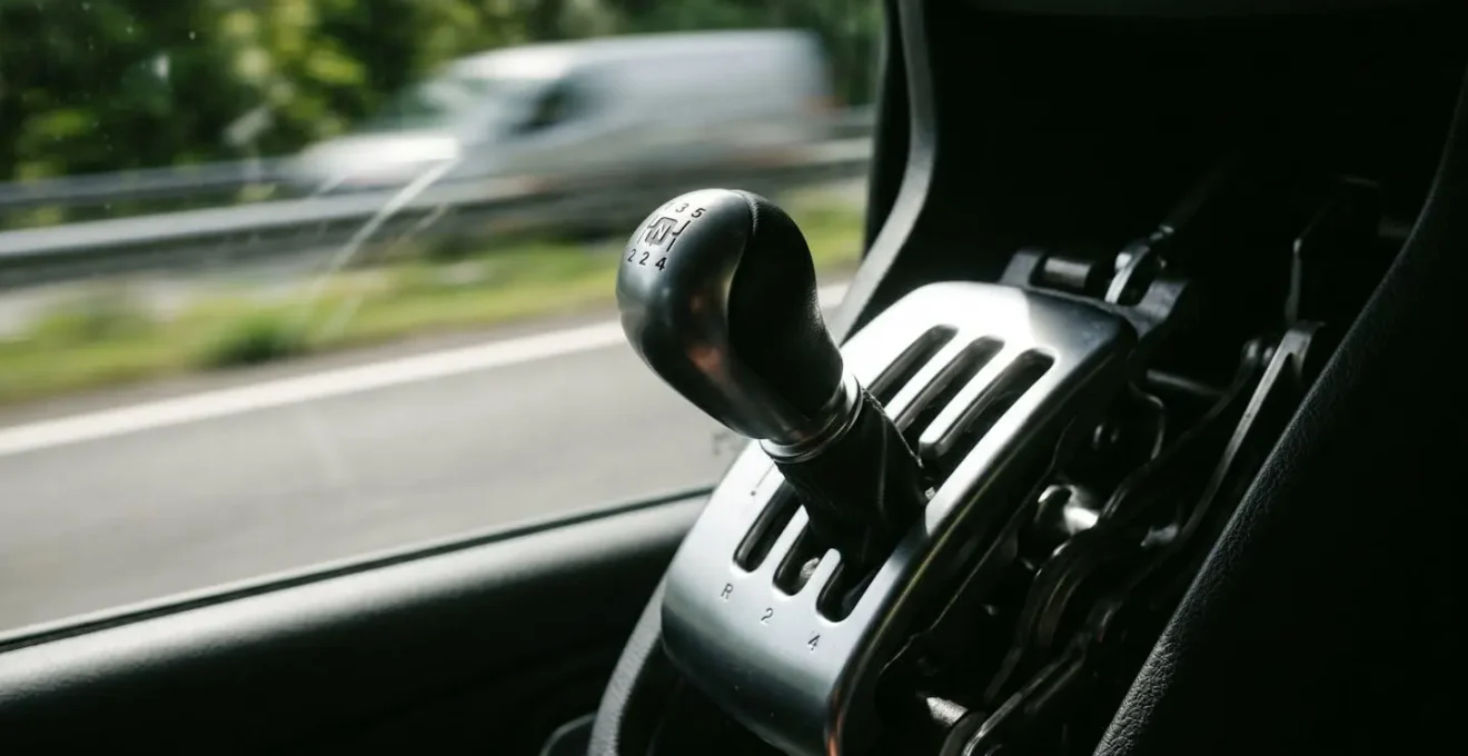 Technique de conduite Pulse and Glide illustrée sur route nationale française