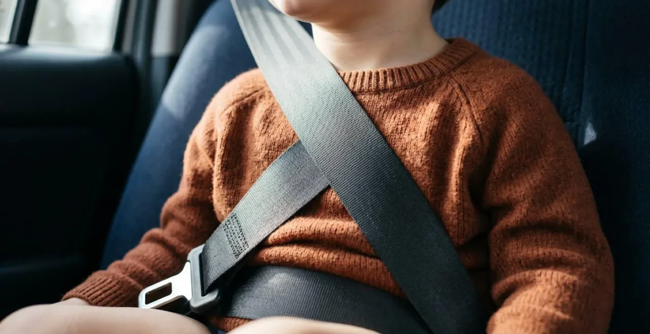 Démonstration du test des 5 points pour vérifier le bon positionnement de la ceinture sur un enfant
